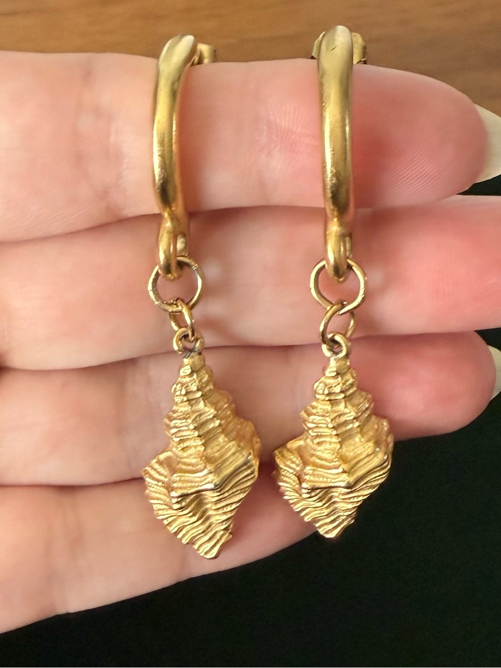 Vintage Matte Brushed Gold Shell Dangle Hoop Earrings Whelk Conch Goldtone